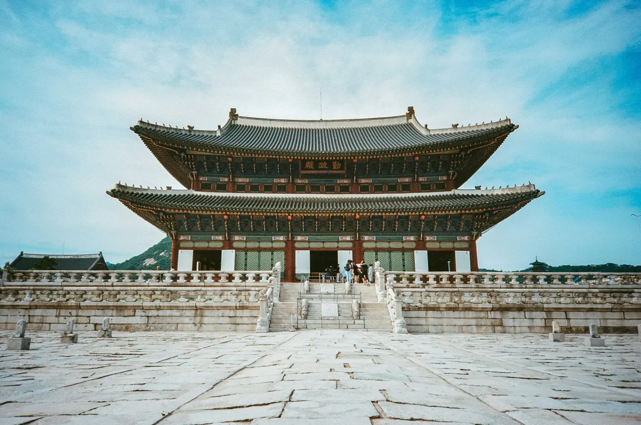 하늘 배경의 높은 건물