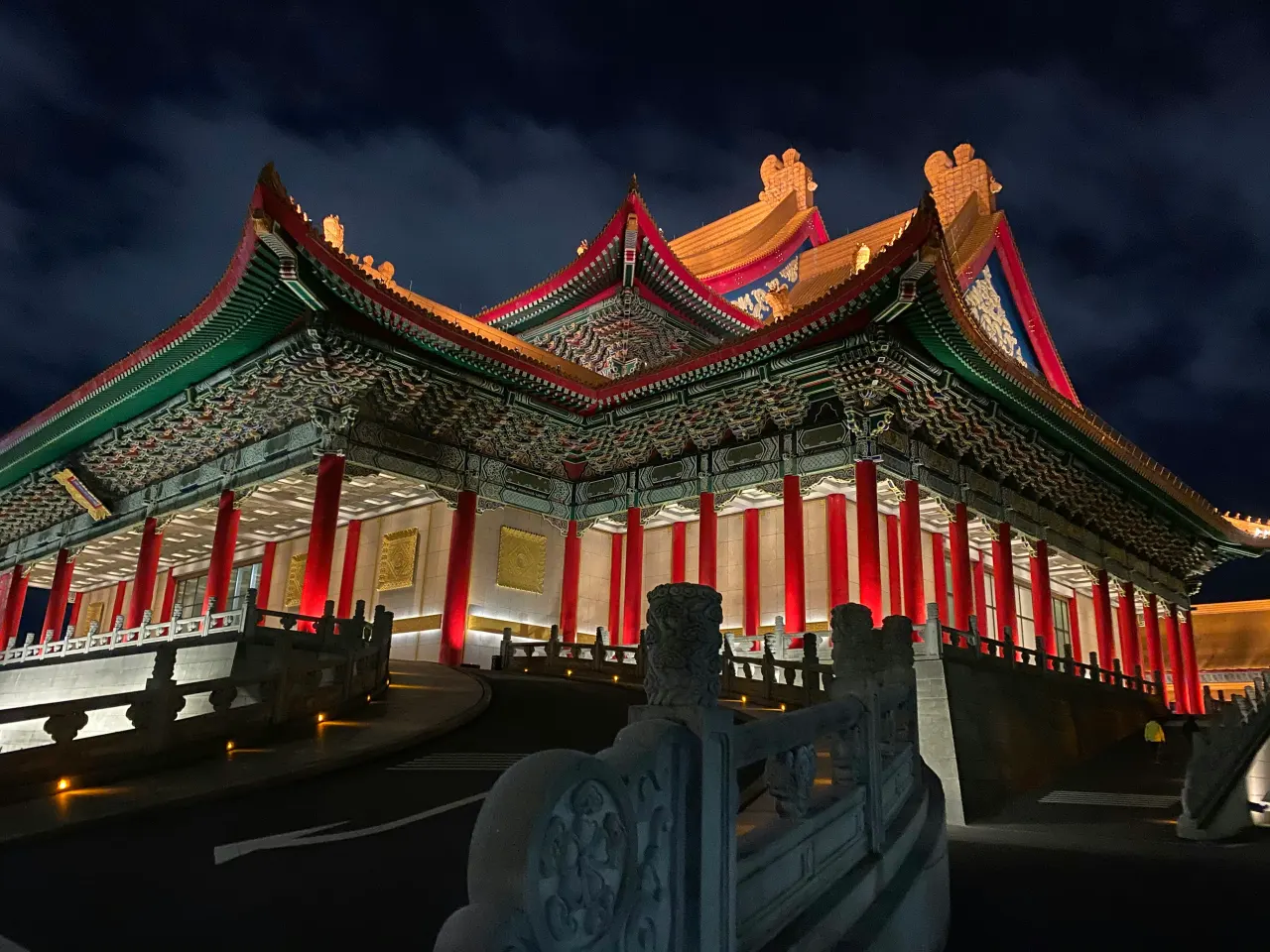 낮에는 빨간색과 흰색 사원