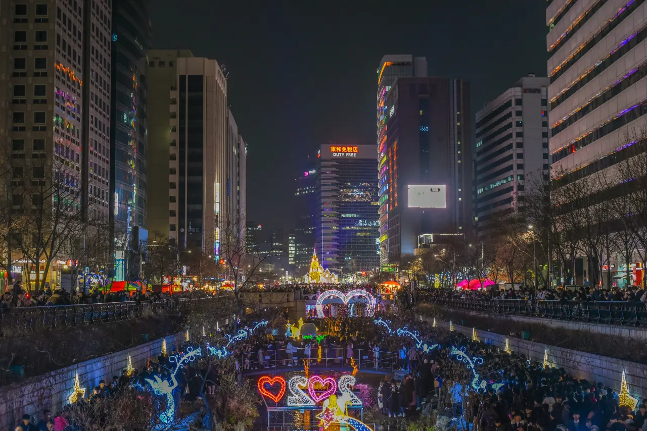 야간에 건물 사이의 나무를 항공 촬영