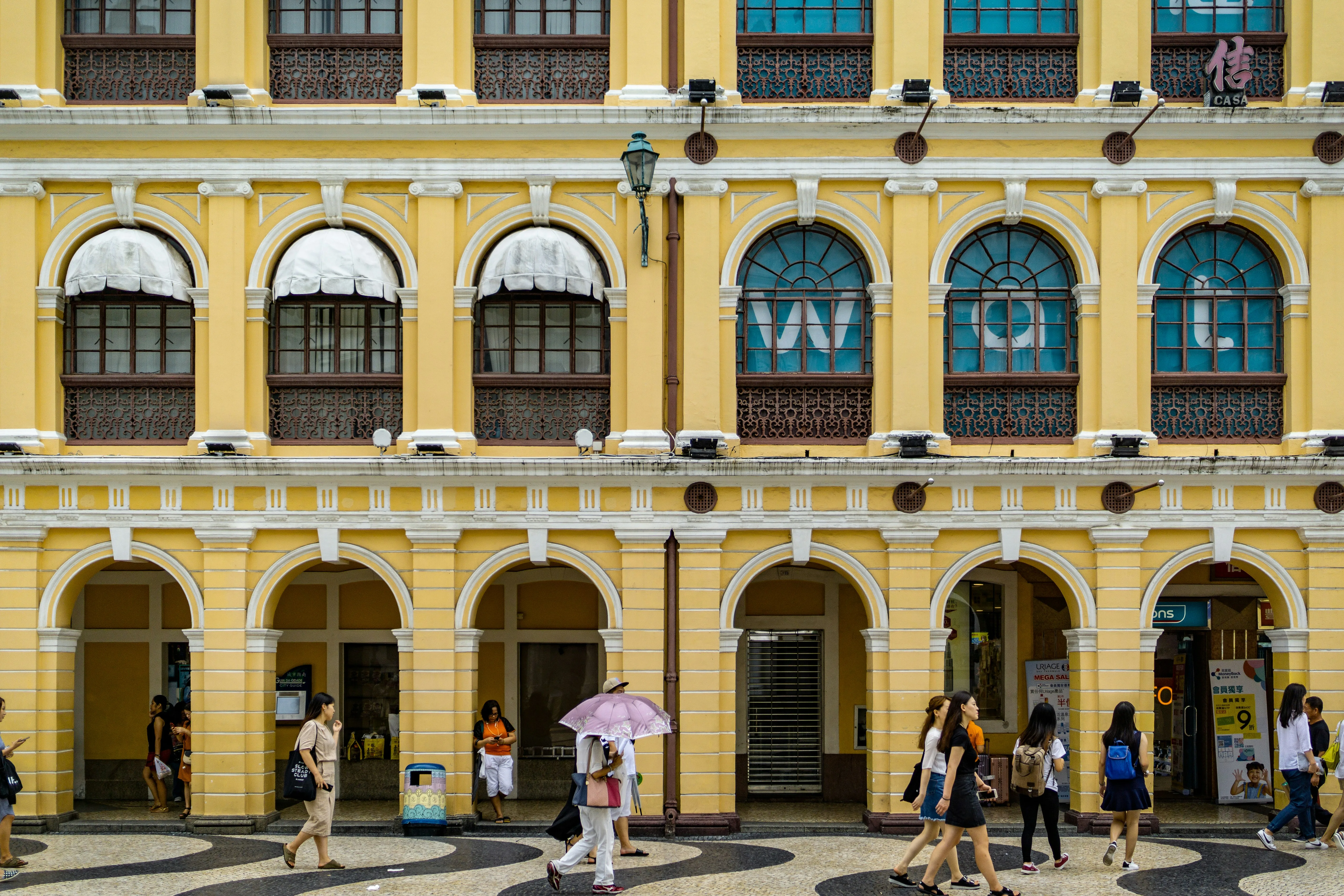 낮에는 Yellow Building 근처 사람들